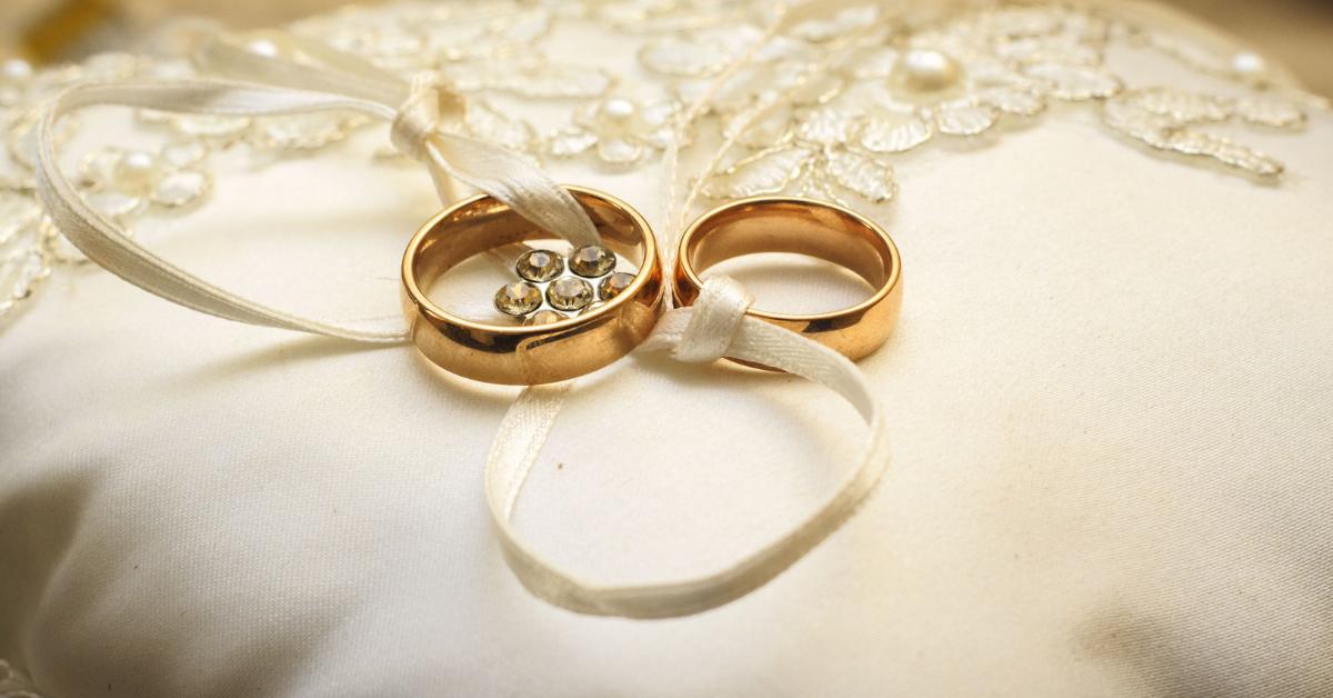 noiva escolhendo vestido de casamento