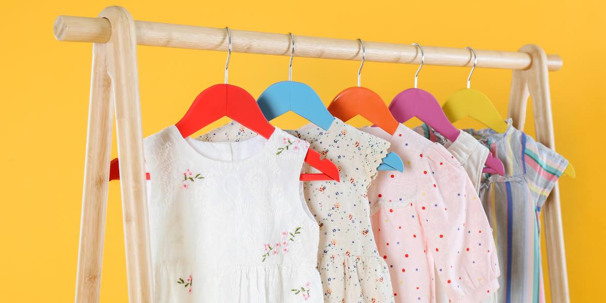 criança confortável vestindo roupa infantil um tamanho maior