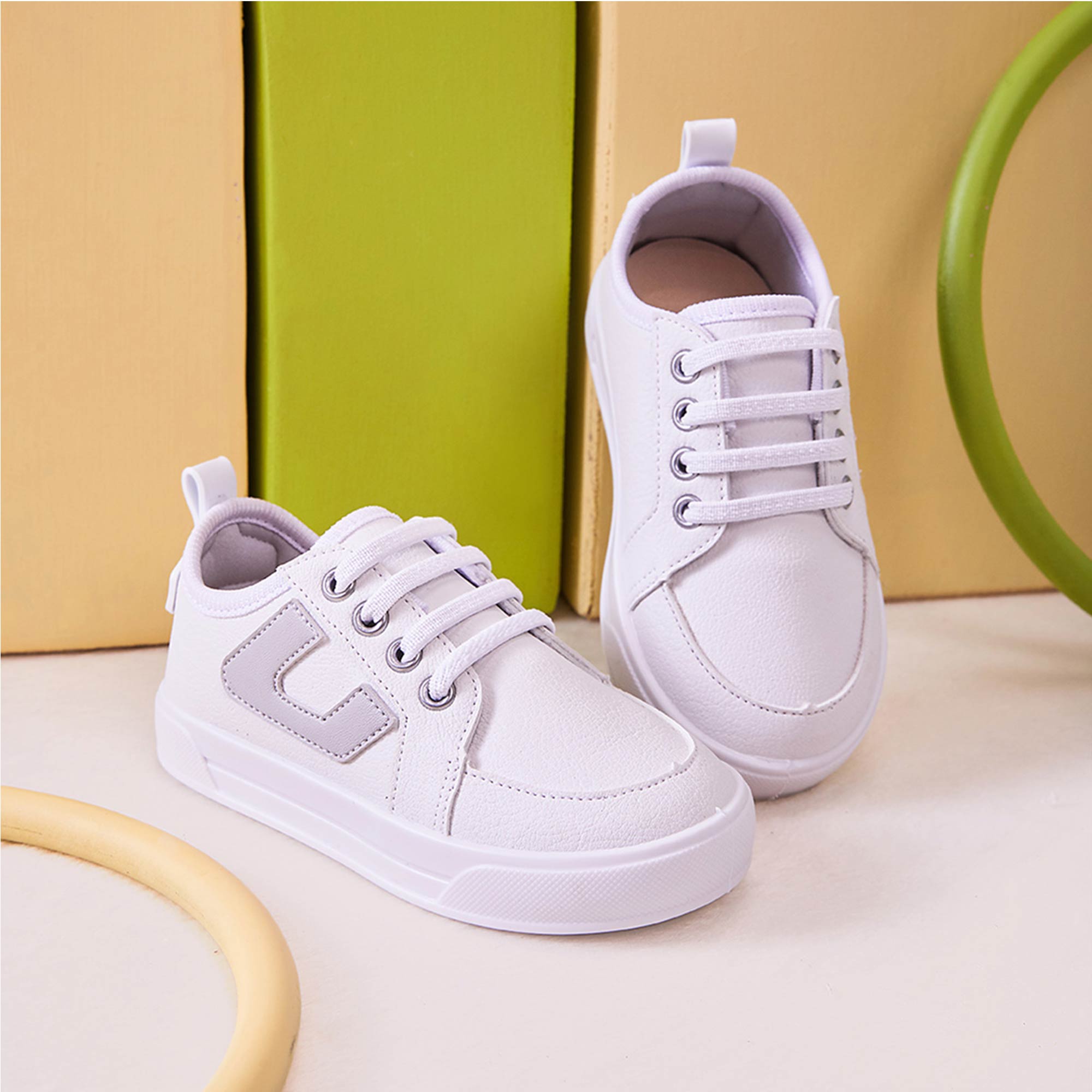 Tênis branco com Detalhe em Prata Pimpolho (Atacado)