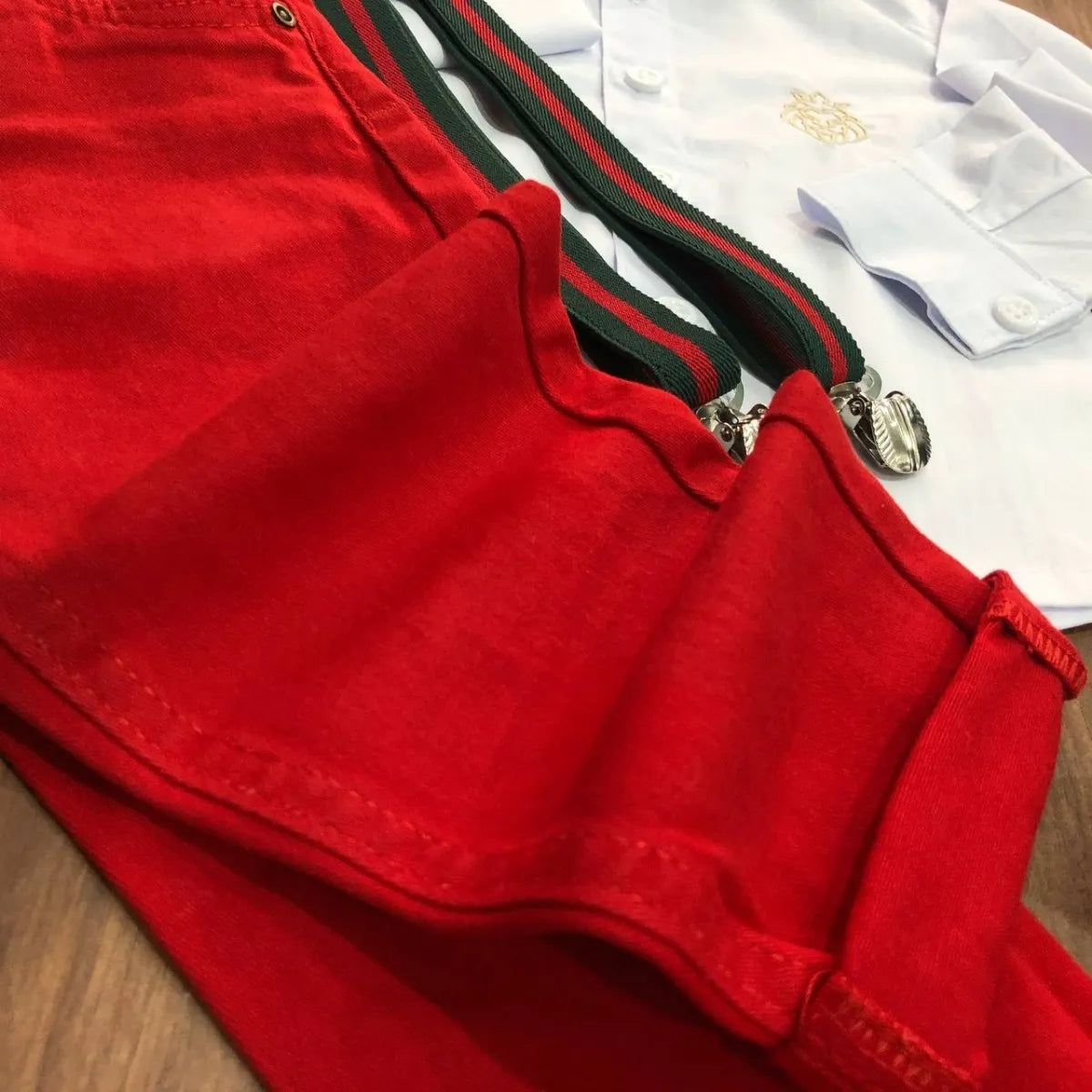 Roupa Social Natal Final de Ano - Camisa, Calça Vermelha e  Kit Suspensório (Atacado)