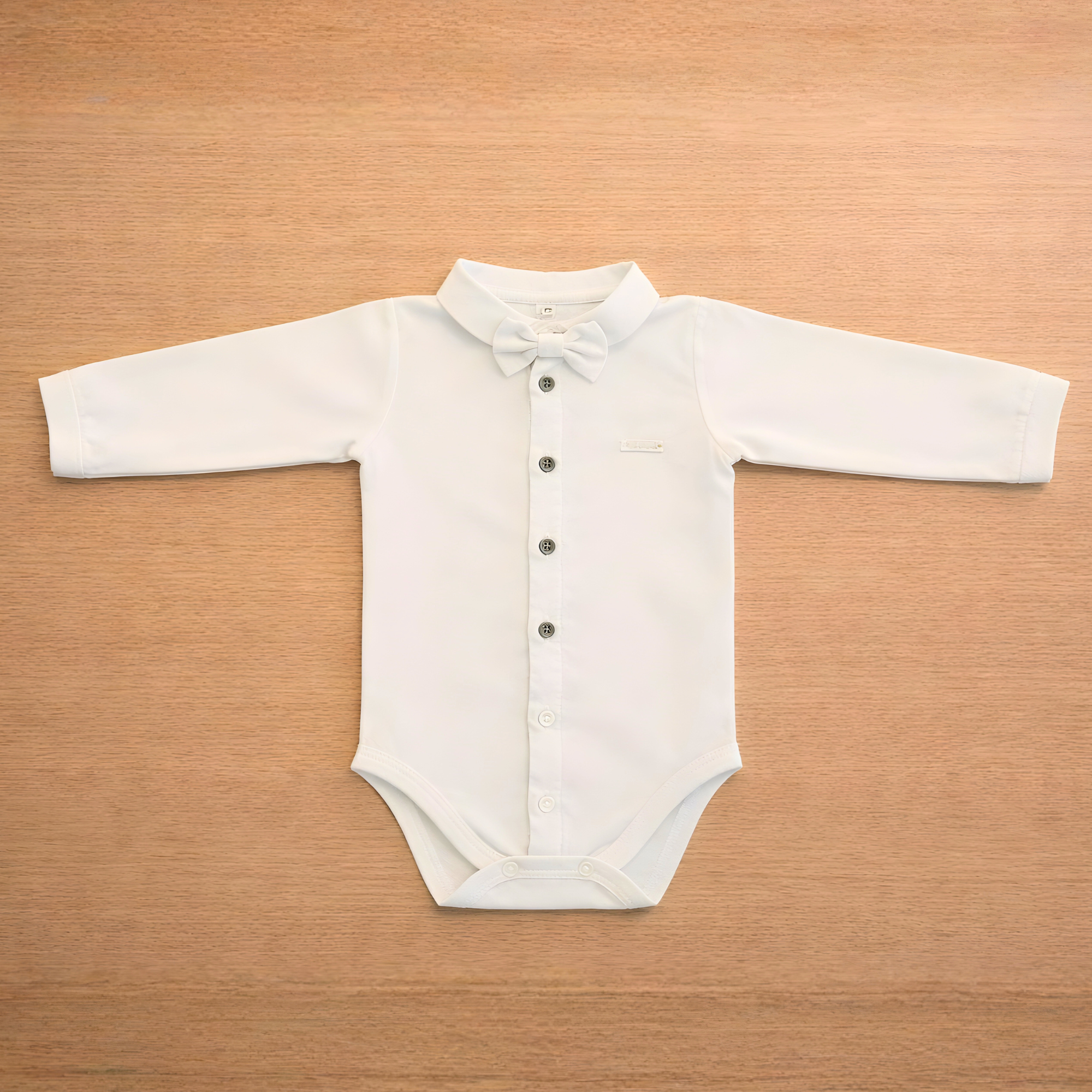 Conjunto Bebê Paraíso – Body Social Branco com Gravata e Calça Jeans Comfort