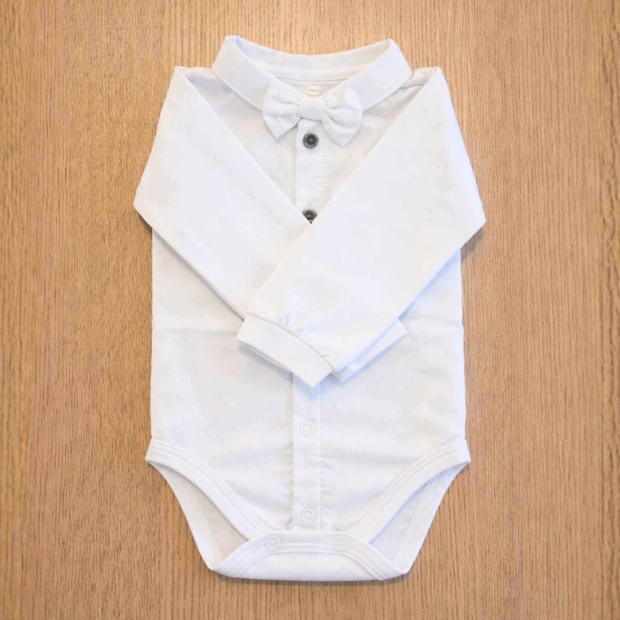 Conjunto Bebê Paraíso – Body Social Branco com Gravata e Calça Jeans Comfort